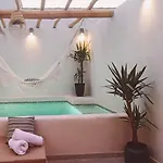아파트 With Private Pool