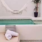 With Private Pool 公寓