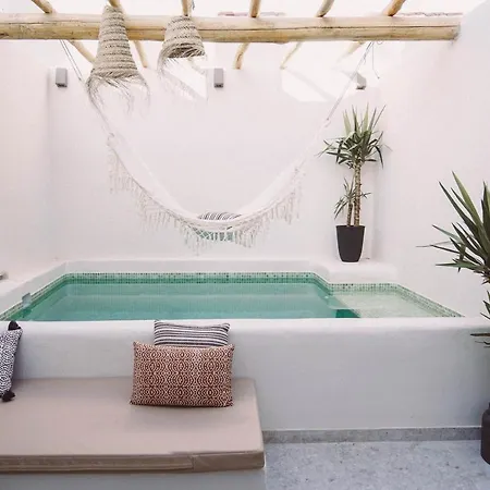 With Private Pool 龙达